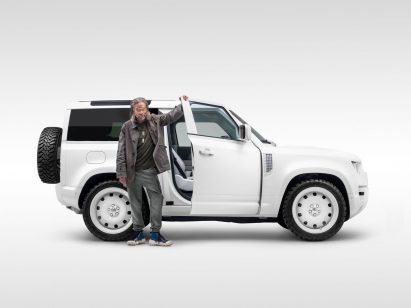 Job Smeets in front of a white Land Rover