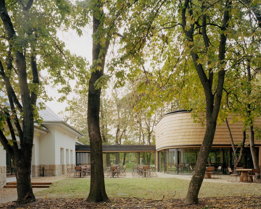 Shingle-clad ski lodge extension in Budapest