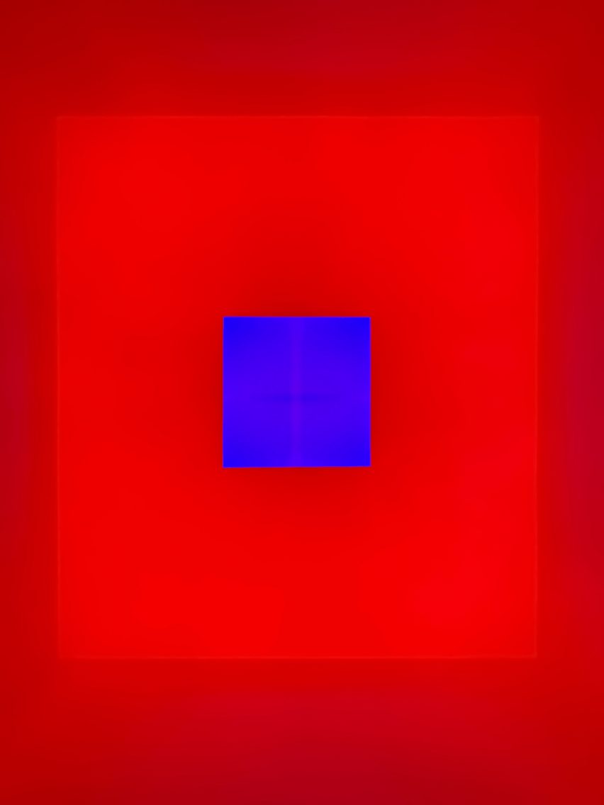Purple light surrounded by red light