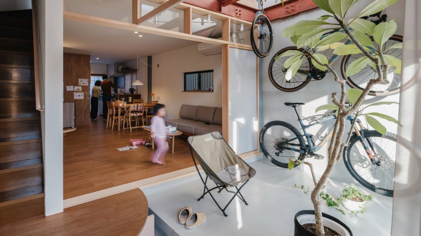House in Hattori-tenjin by Akio Isshiki Architects