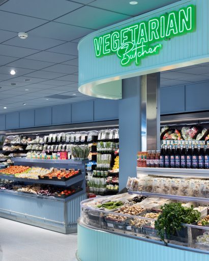 Rounded vegetable counter inside ICA Stop store