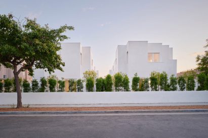 White walls along street of Santa Monica house