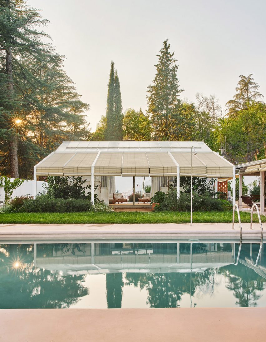 Kresta Garden House greenhouse with pergola