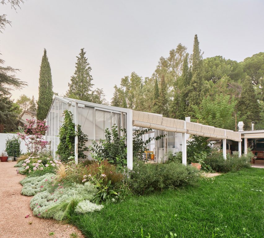 Kresta Garden House greenhouse with pergola