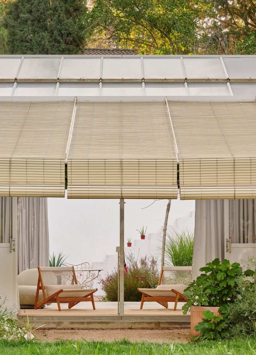 Kresta Garden House greenhouse with pergola