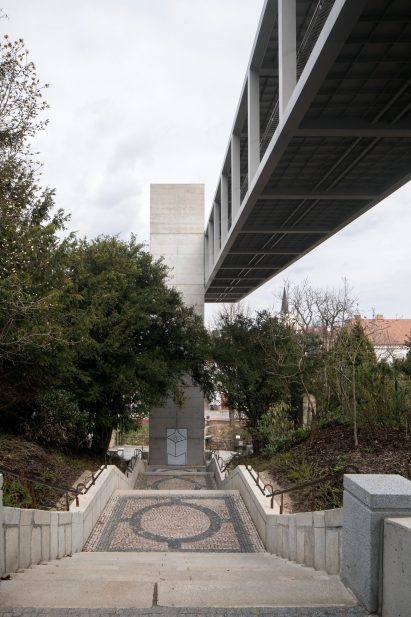 View of footbridge with cantilever