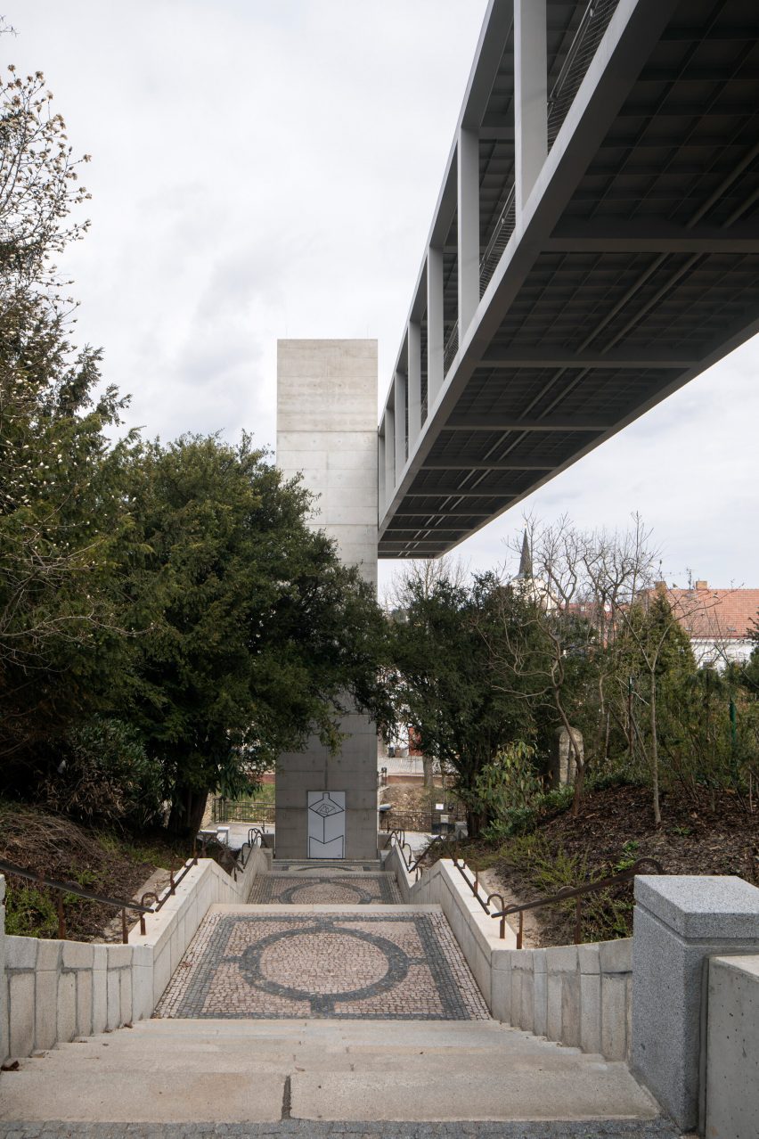 View of footbridge with cantilever