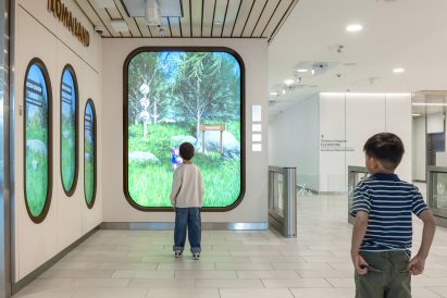 Kid standing in front of screen in hospital