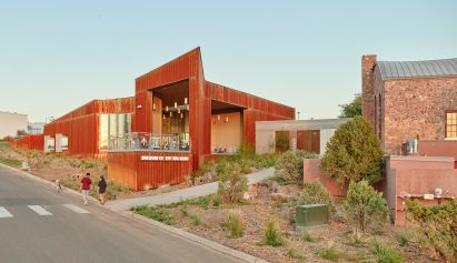 Steel addition to stone museum building in Texas