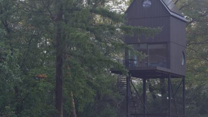 Buitenverblijf Nest, a timber-cladded holiday home in the woods