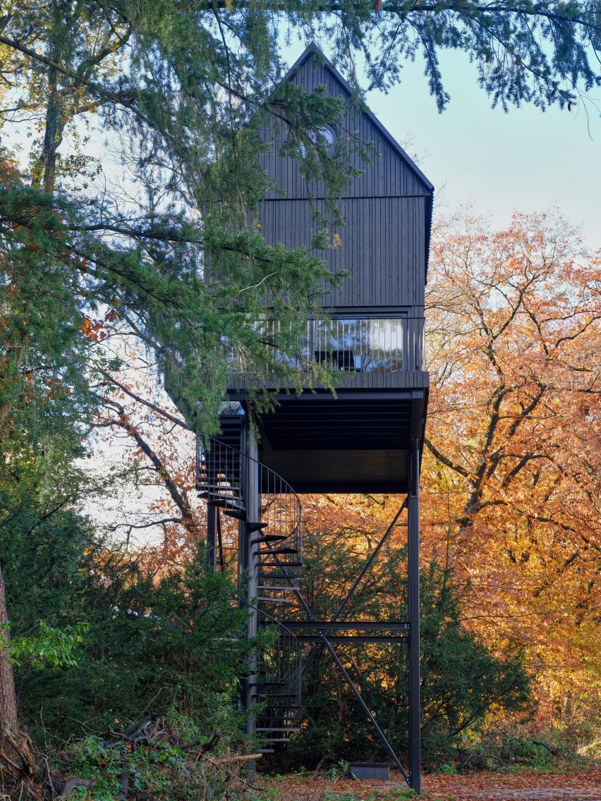 Timber-cladded holiday home in the woods