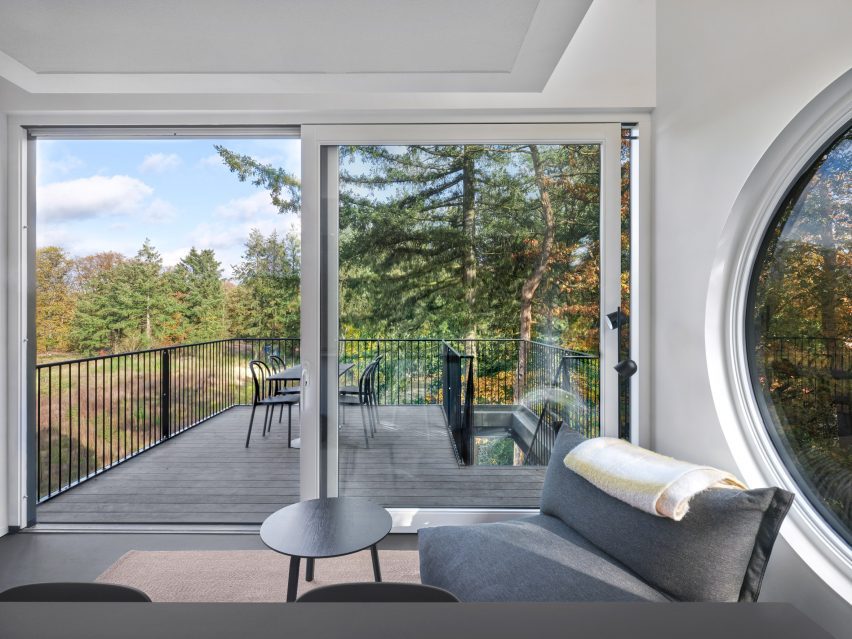 Living room and terrace overlooking the woods