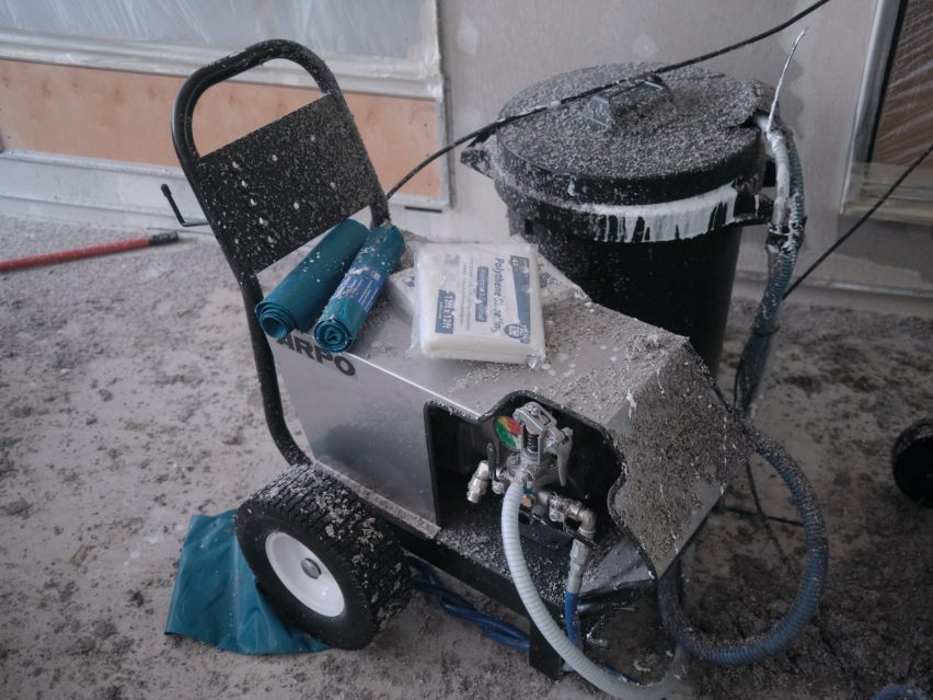 Machine for spraying paper pulp