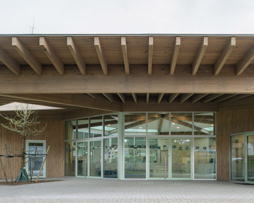 Exterior of Aartselaar nursery by WE-S Architecten