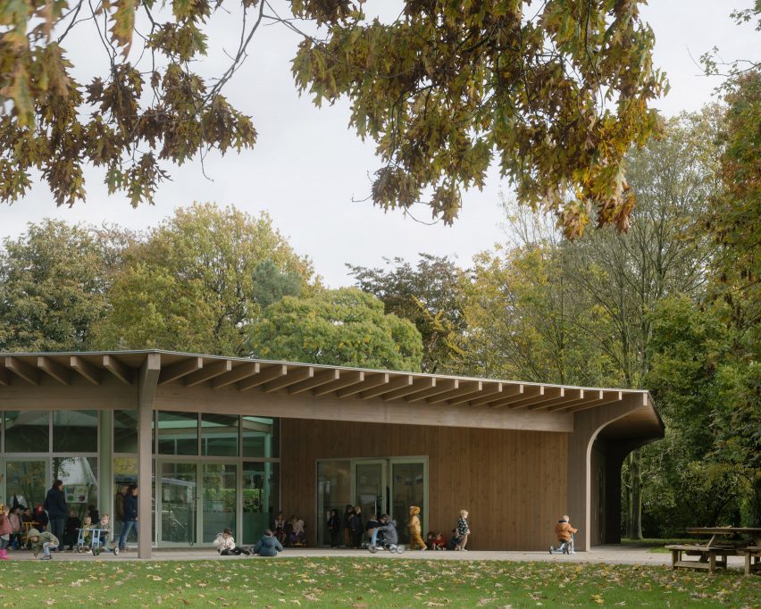 Exterior of Aartselaar nursery by WE-S Architecten
