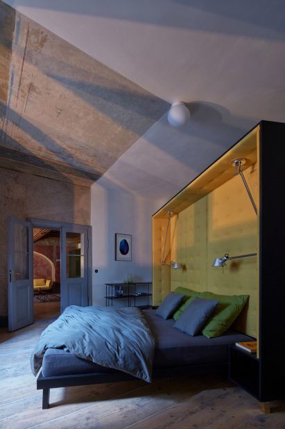 Butter yellow bedframe