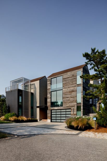 Shingled home with aluminium volume and trellis