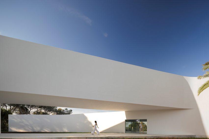 Sabater House by Fran Silvestre Arquitectos