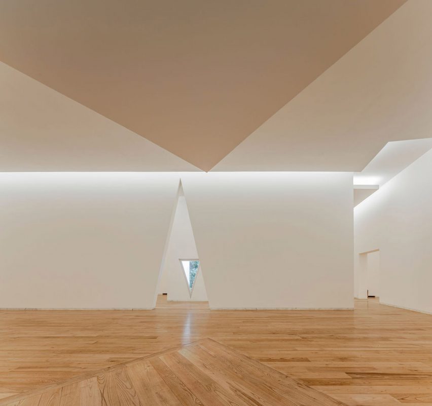 Serralves Museum extension interior by Àlvaro Siza