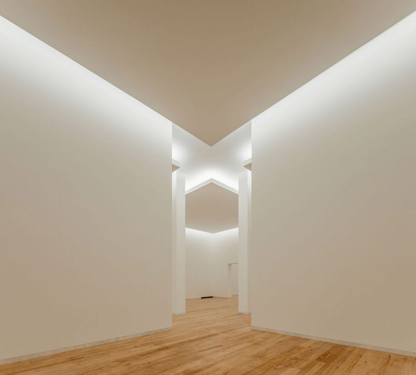 White gallery interior at the Àlvaro Siza Wing at the Serralves Museum