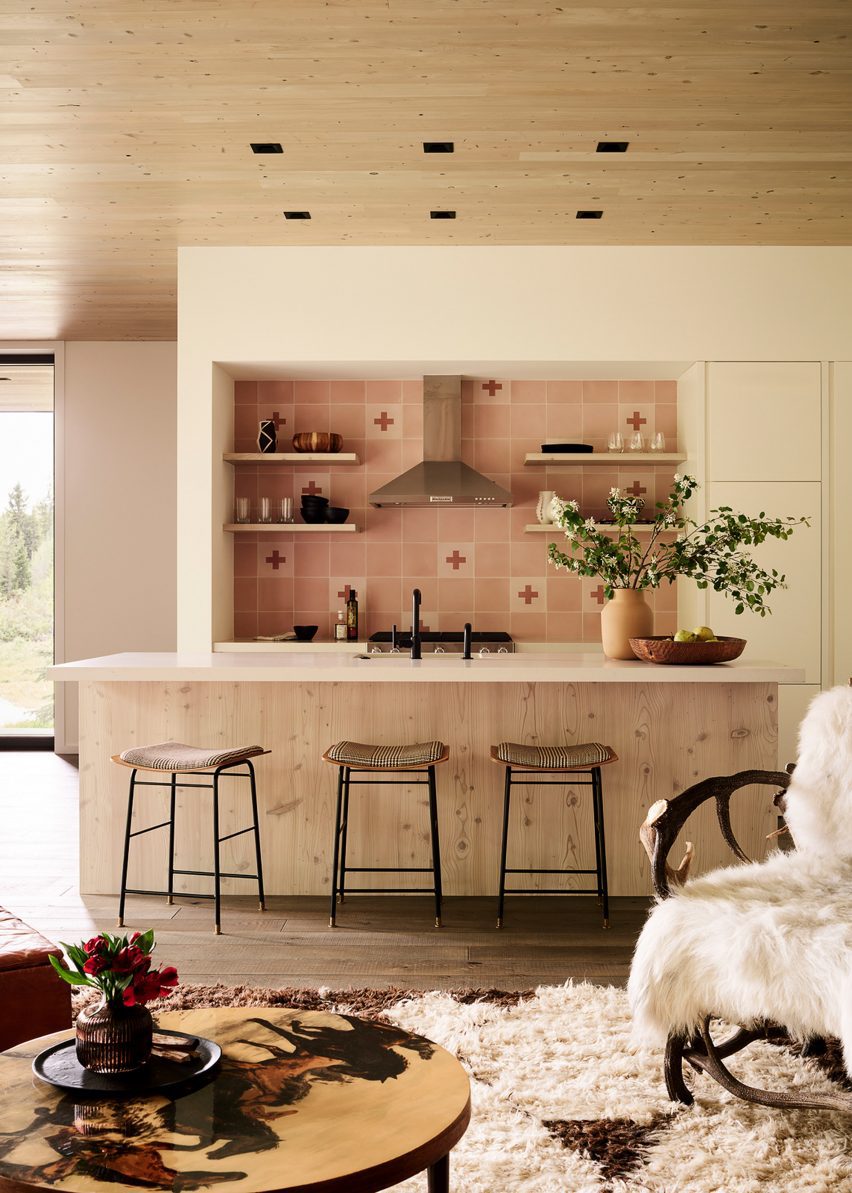 Kitchen with pink tones