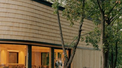 Shingle-clad ski lodge extension by Hetedik Muterem and Studio Konstella