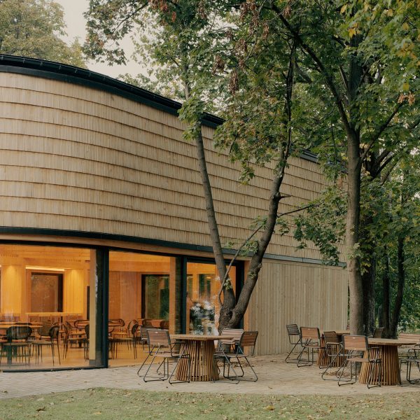 Shingle-clad ski lodge extension by Hetedik Muterem and Studio Konstella