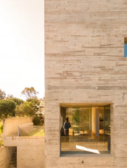 Concrete facade of SV House by Spaceworkers in Portugal
