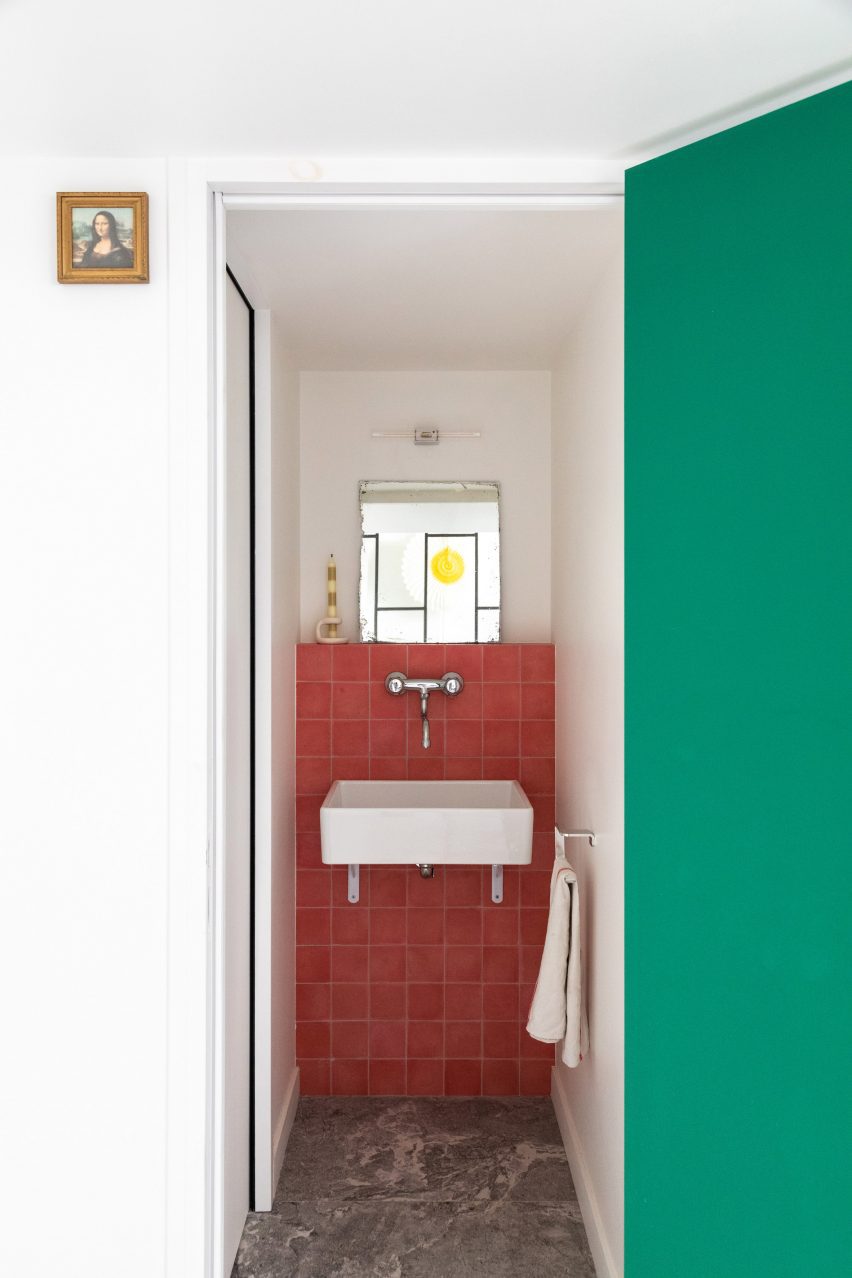Bathroom of Timbaud apartment by Isabelle Heilmann