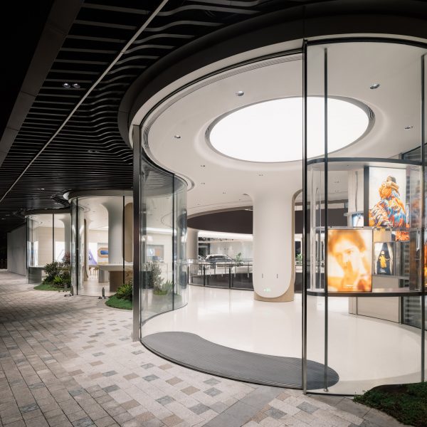 Undulating glazed facade in UNStudio Huawei flagship store in Shanghai