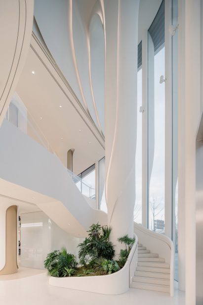 Internal tree column in UNStudio Huawei flagship store in Shanghai