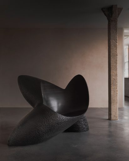 Photo of a sculptural seat at the Suspended Disbelief exhibition by Wendell Castle at the Carpenters Workshop Gallery, London
