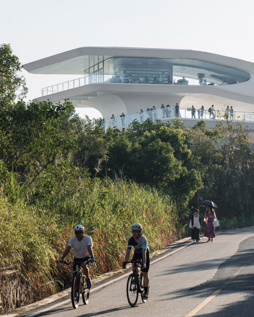 Yunhai Forest Service Station by Line+ Studio