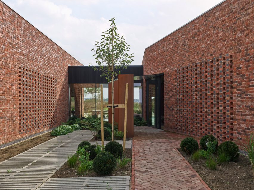 A Modern Oasis by Richard Parr Associates