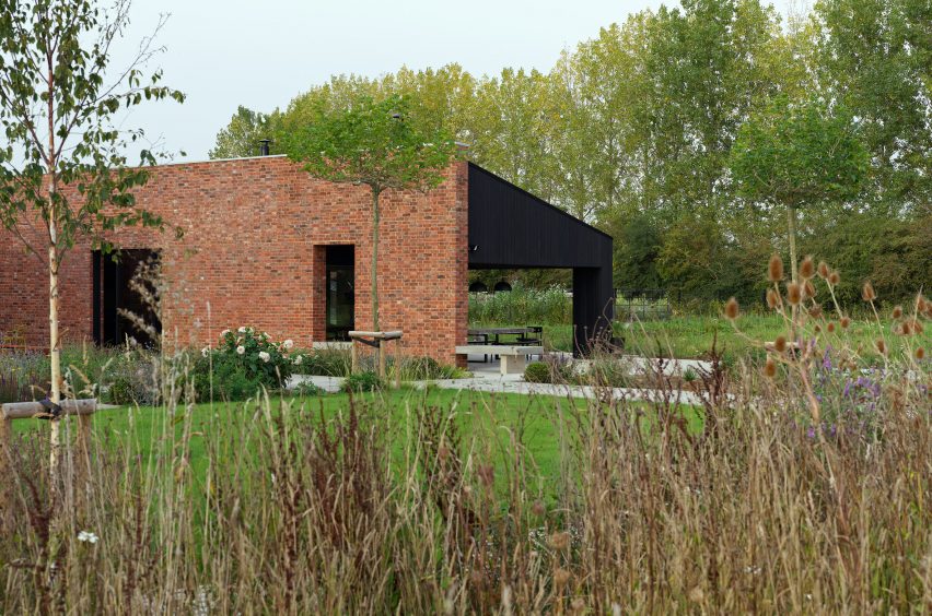 A Modern Oasis by Richard Parr Associates