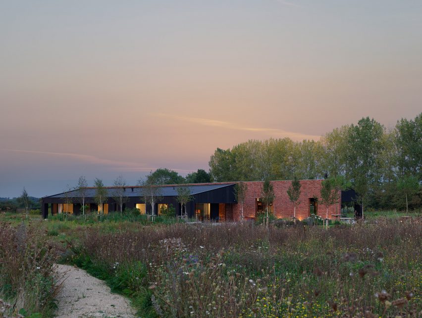 A Modern Oasis by Richard Parr Associates