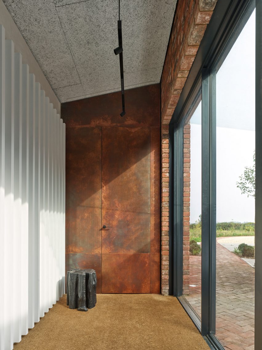 A Modern Oasis by Richard Parr Associates