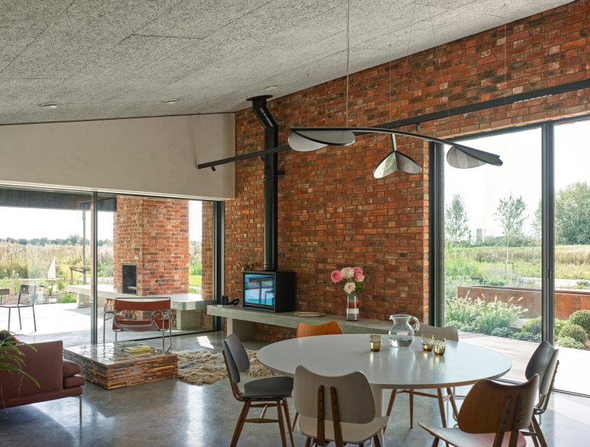 A Modern Oasis by Richard Parr Associates