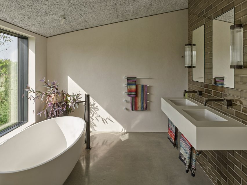 A Modern Oasis by Richard Parr Associates