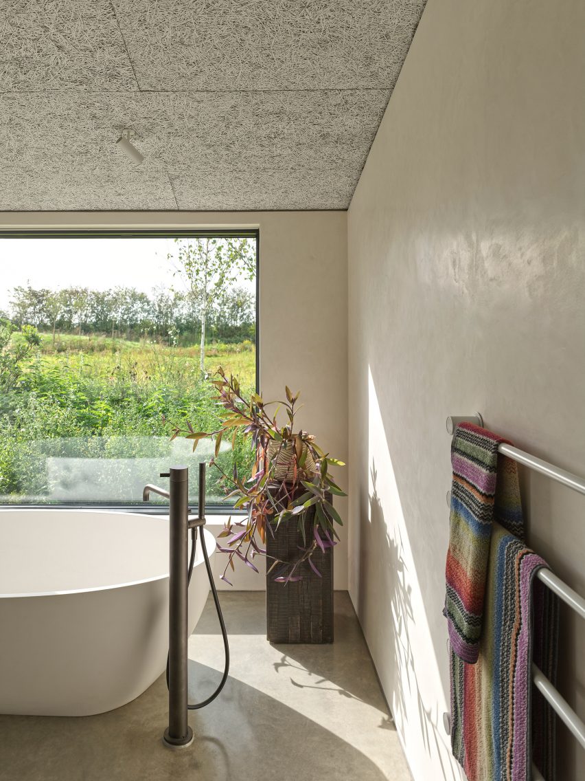 A Modern Oasis by Richard Parr Associates