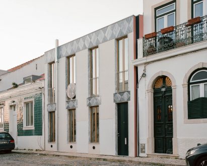 Chunky marble facade