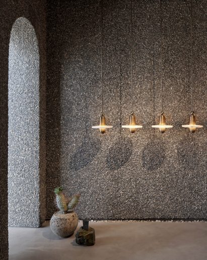 Heavily textured walls with hanging pendants