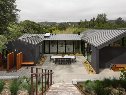 Black house by Michael Hennessey Architecture
