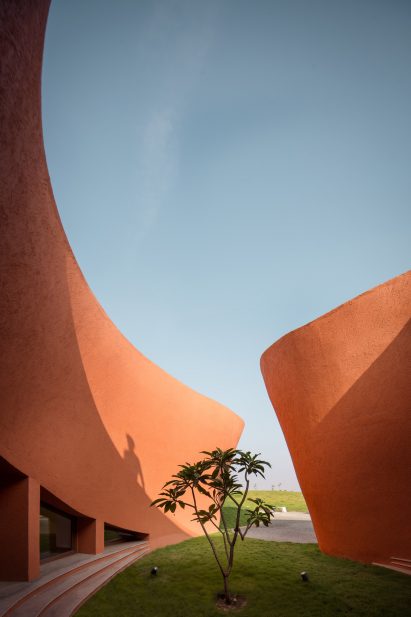 Organic red concrete of Hampi Arts Lab in India