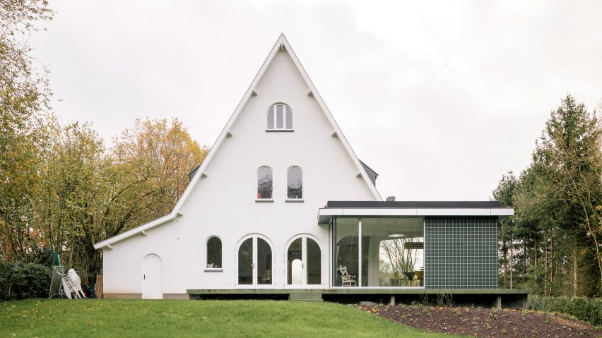 Green-tiled home extension in Belgium by Madam Architectuur