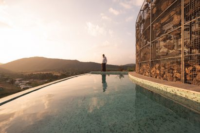 Infinity pool at holiday home by Earthscape Studio
