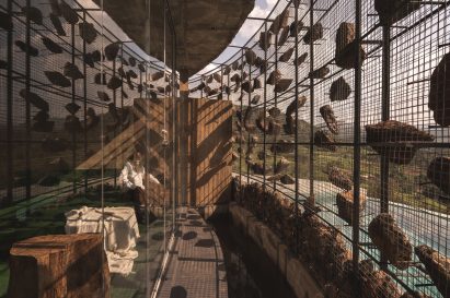 Gabion wall within Indian holiday home by Earthscape Studio