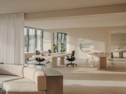 Workspaces in office in Spain by Isern Serra