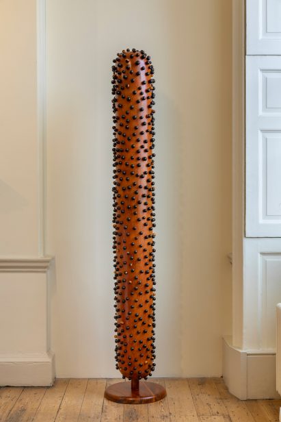 Rear view of Grand masque perlé Blanc by Jean Servais Somian