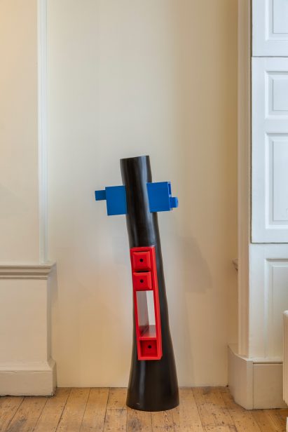 Petite Demoiselle a 1 casiers rouge, 1 casier Bleu, Noir by Jean Servais Somian